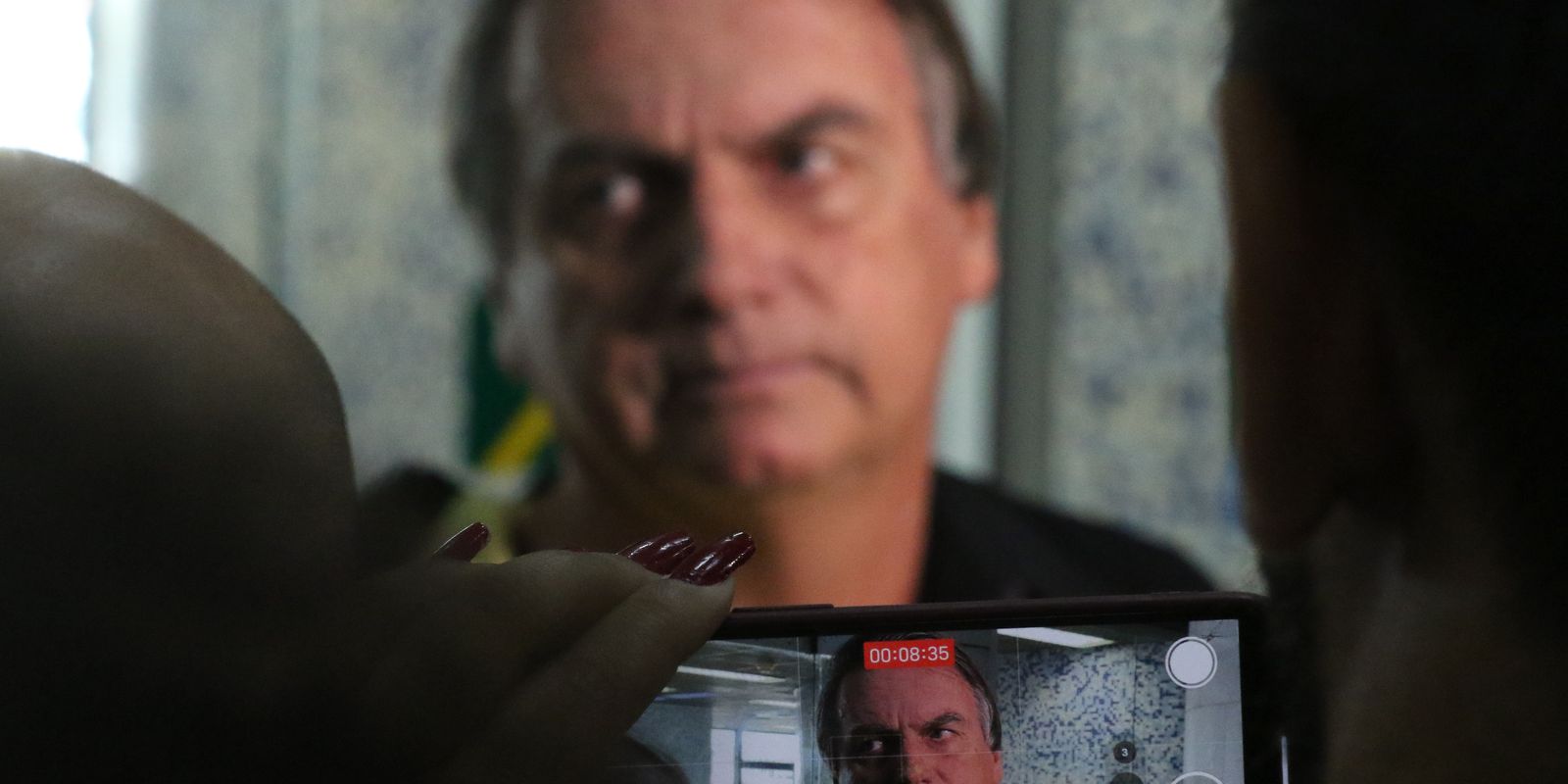 Proibido, Bolsonaro enviou mais de 300 mensagens e vídeos via WhatsApp