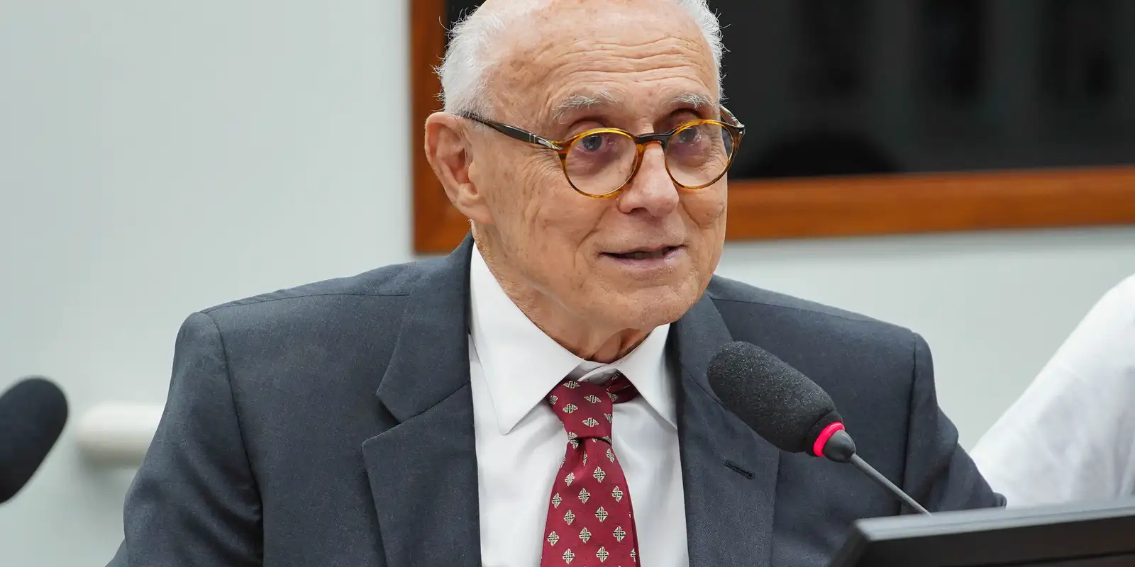 Suplicy passa mal e é internado em Maricá