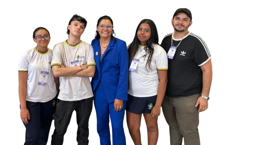 Alunos de Cepi de Anápolis são premiados pela criação de smartwatch que apoia colegas neurodivergentes