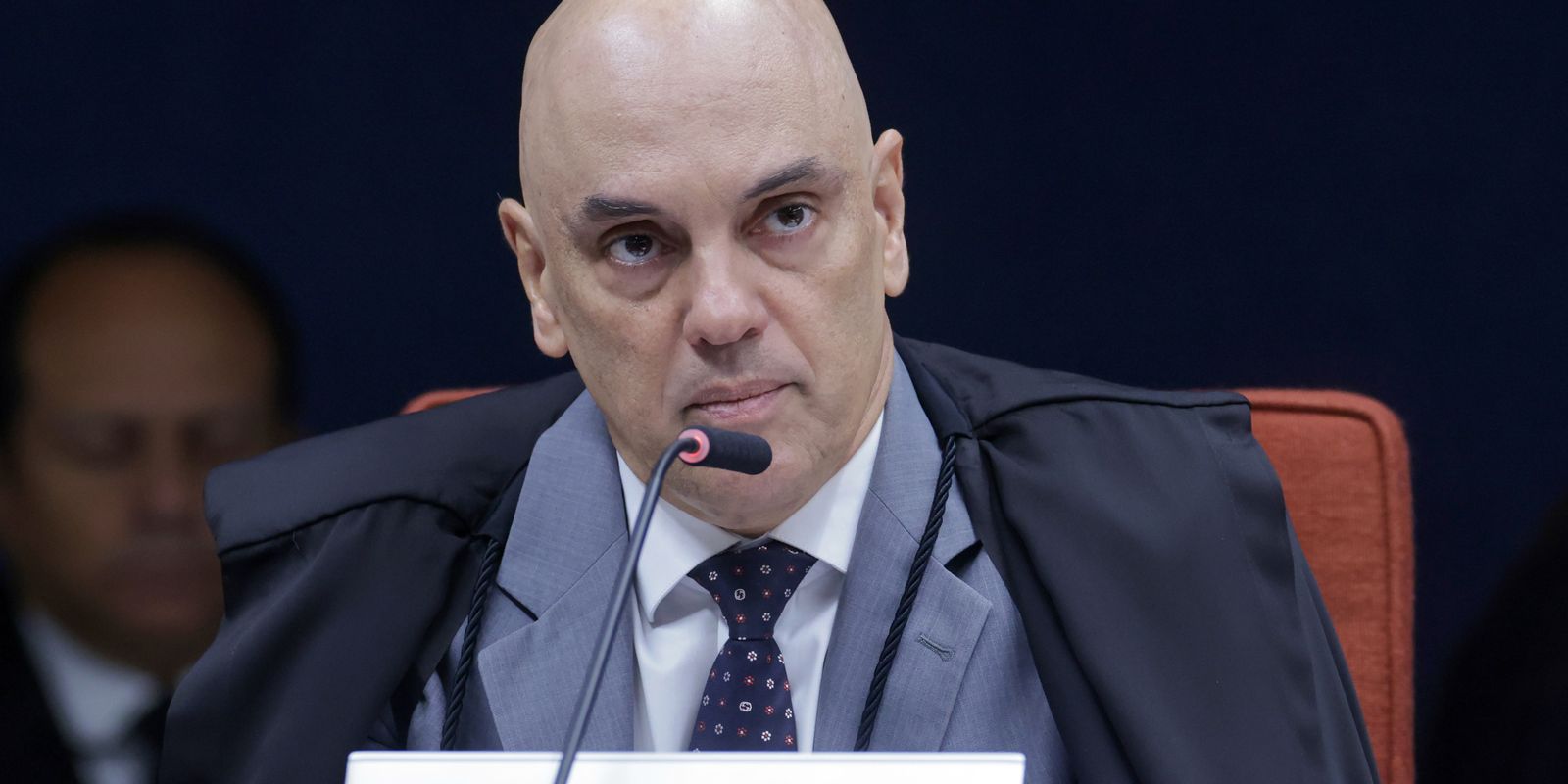 Moraes pede explicação a Bolsonaro sobre uso de celular durante visita