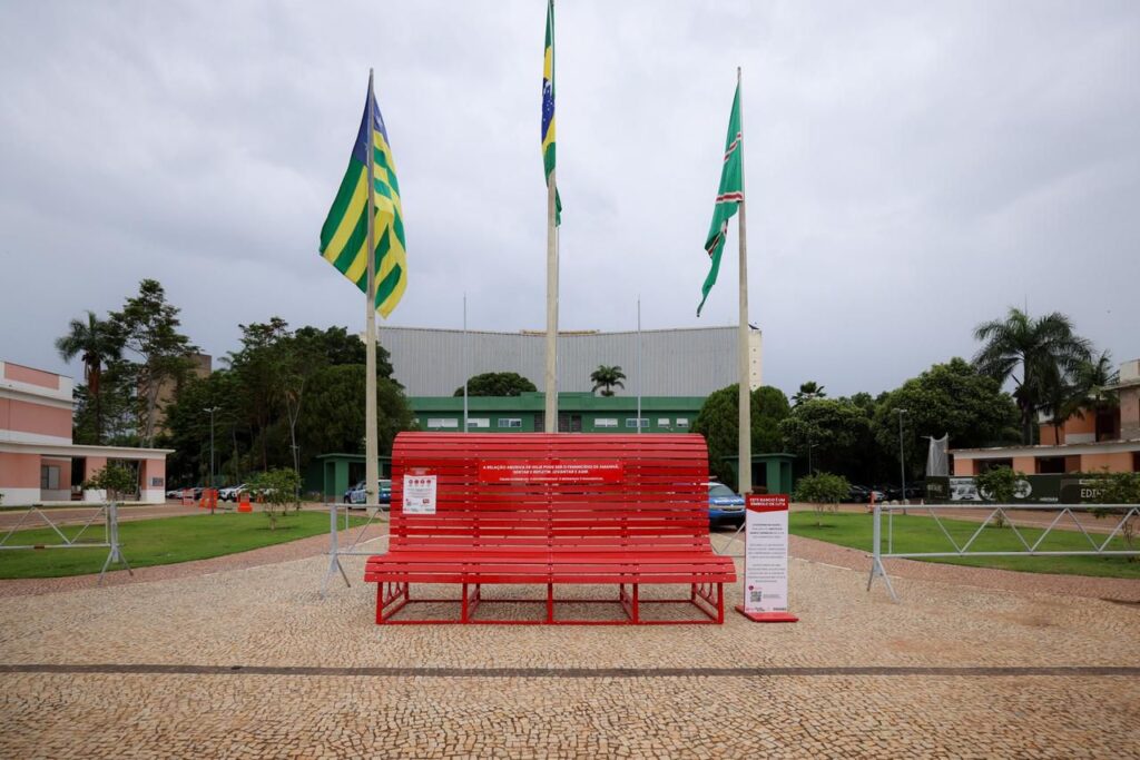 Inaugurado Banco Vermelho - símbolo de combate à violência contra a mulher