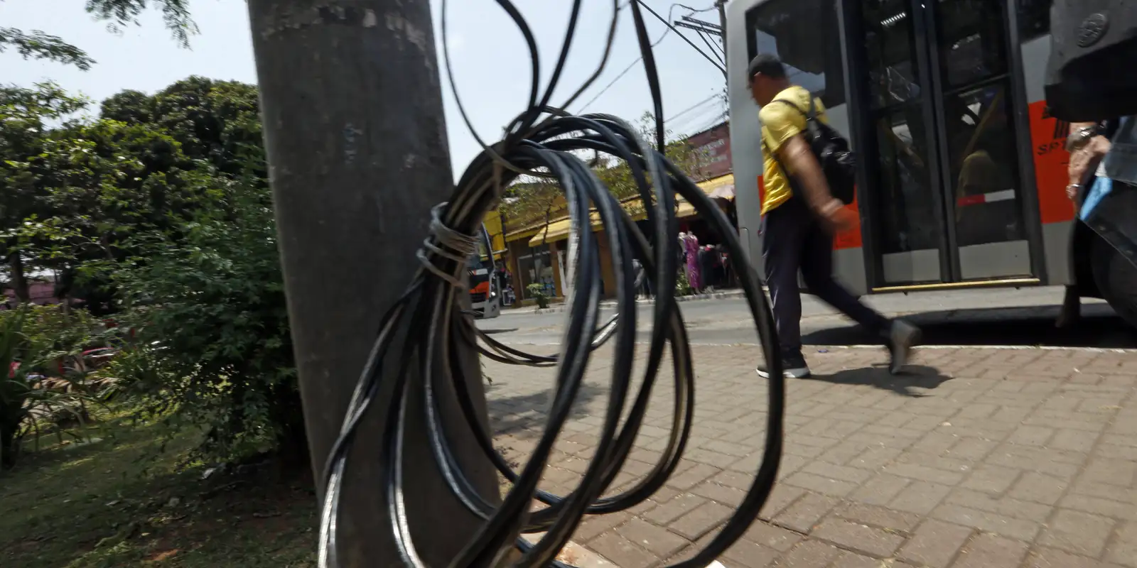 Justiça de SP determina que Enel restabeleça energia em 12 horas