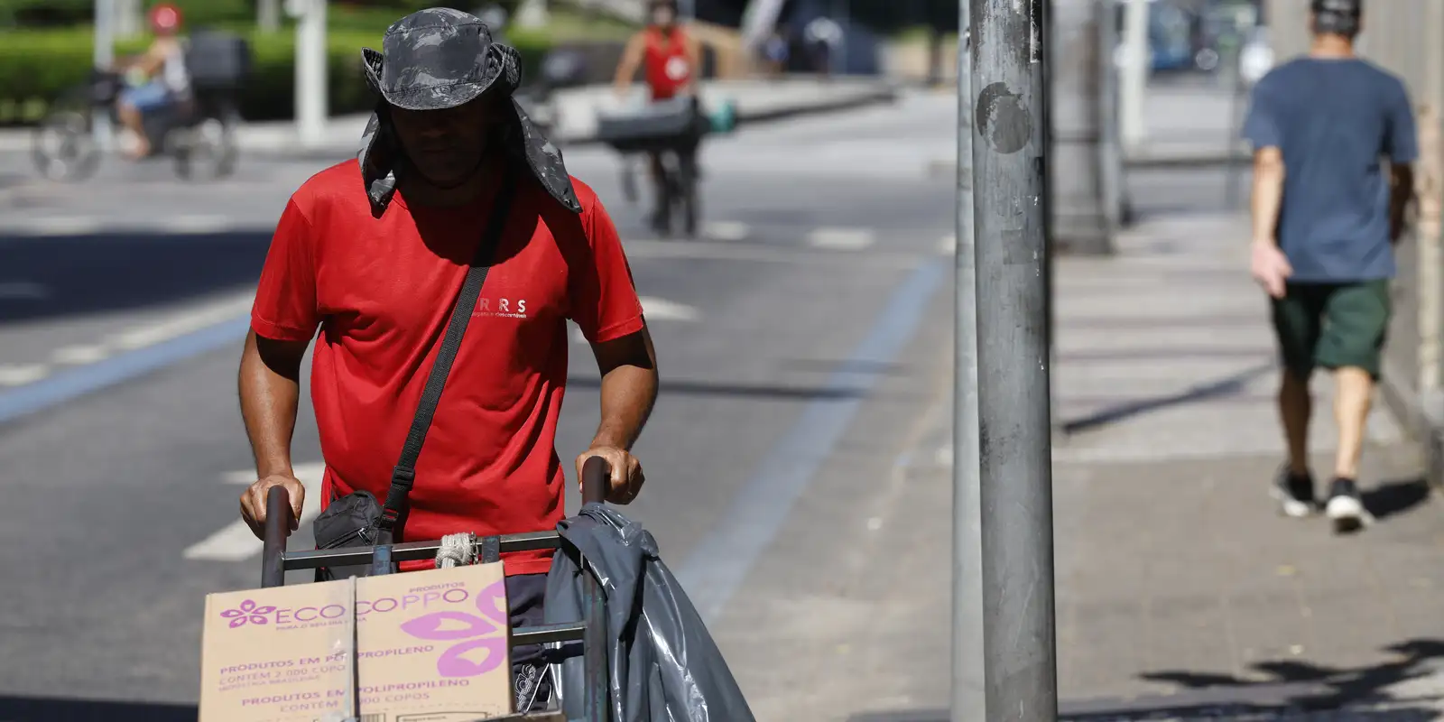 Defensorias acionam Justiça por medidas contra calor no Rio