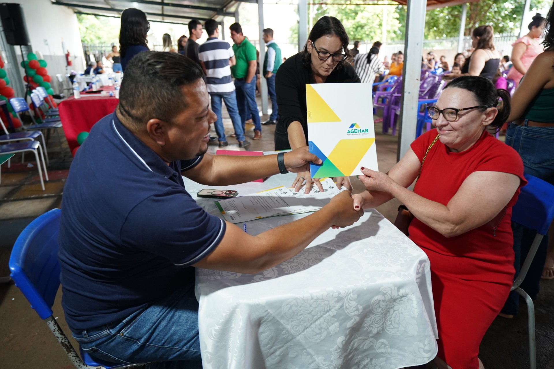 Agehab entrega cartões do Aluguel Social e escrituras em três municípios