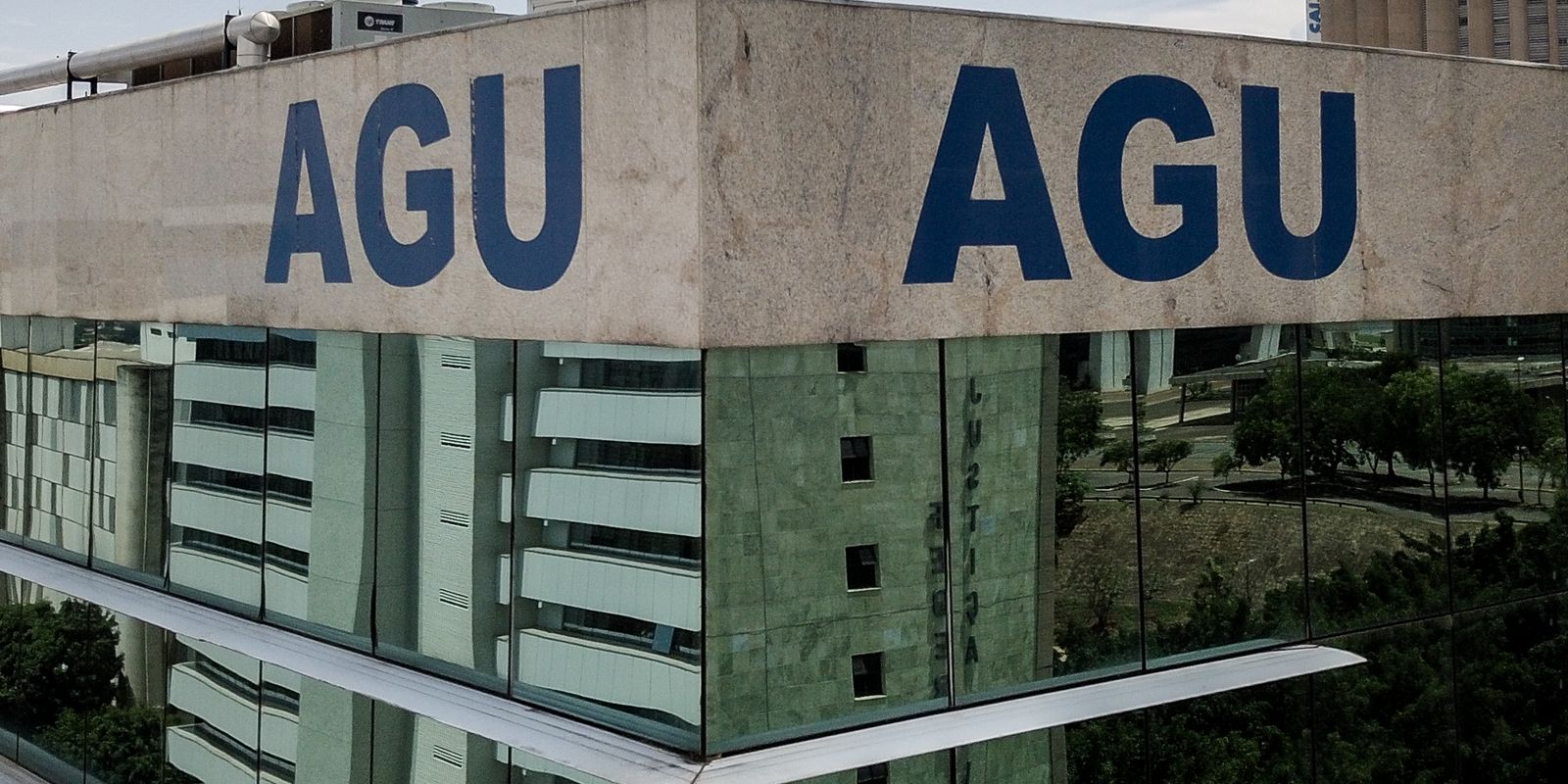 AGU aciona Justiça contra sites suspeitos de vender diplomas falsos
