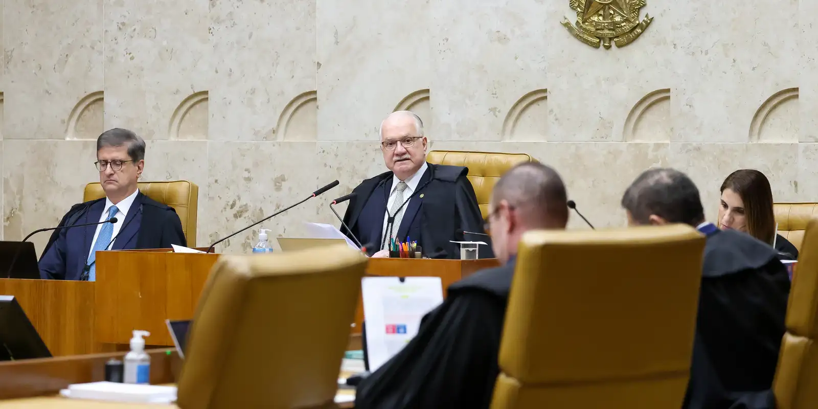 Ministros aposentados do STF pedem "rigorosa apuração" de crise