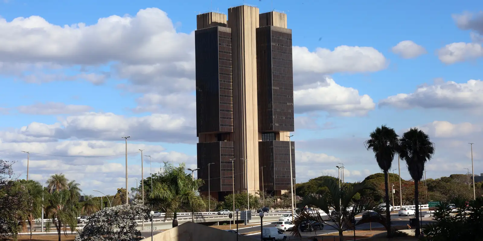 PF aponta viagens pagas por Vorcaro a servidores do Banco Central