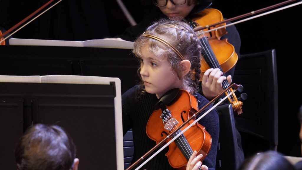 Basileu França leva clássicos infantis e temas de filmes ao palco - crianças no palco tocando instrumentos