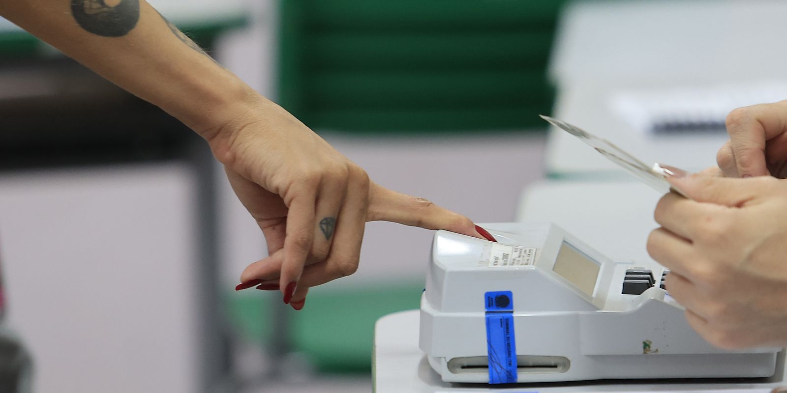 Eleitores vão cedo aos locais de votação no Rio, mesmo com chuva