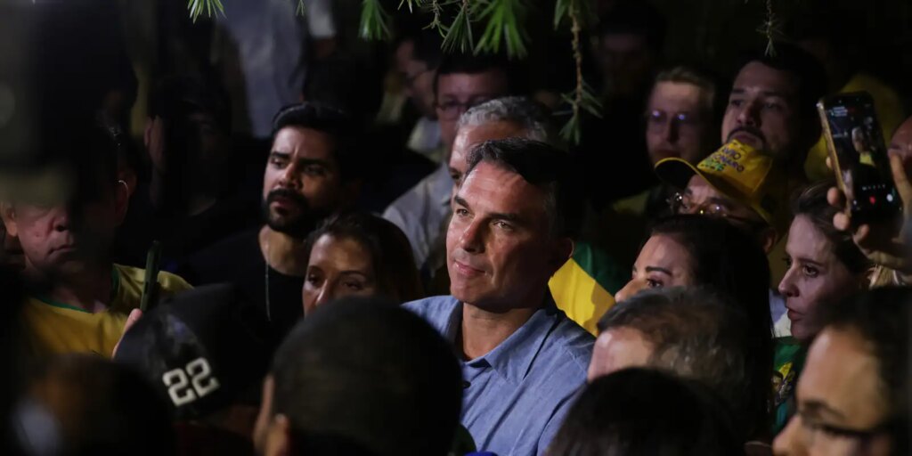 Flávio Bolsonaro impõe condições para liberar sigilos