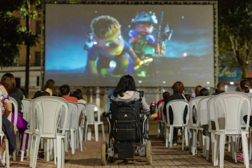 Cine Leitura do Bem leva programação gratuita a cinco municípios goianos - Crianças em sessão de cinema do projeto