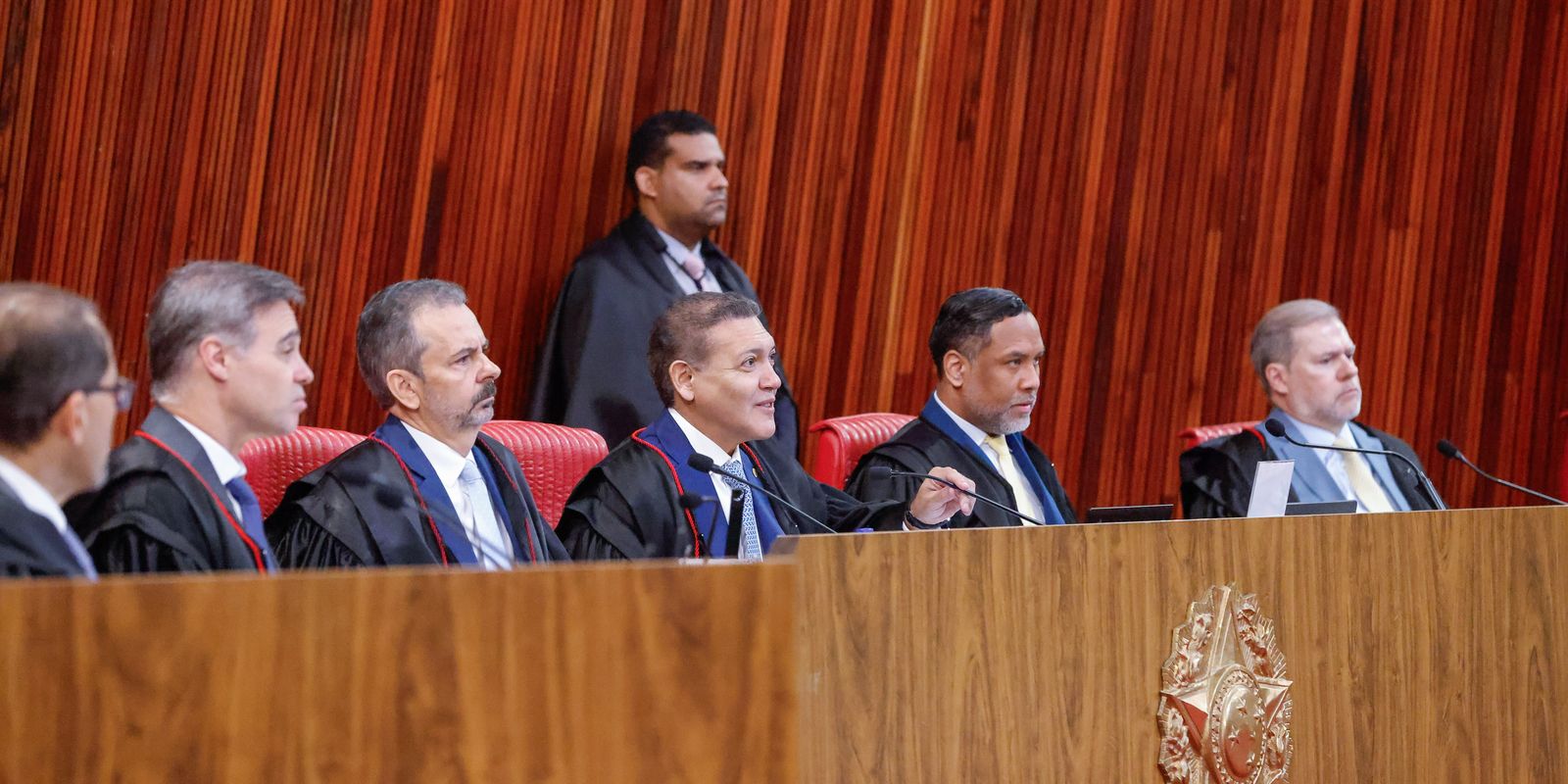 TSE manda Flávio Bolsonaro e aliados apagarem vídeo falso