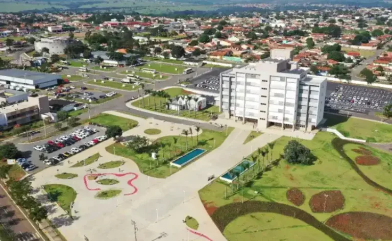 1788181939-coisas-legais-para-fazer-em-aparecida-de-goiania-praca-da-cidade-administrativa-720x511-1