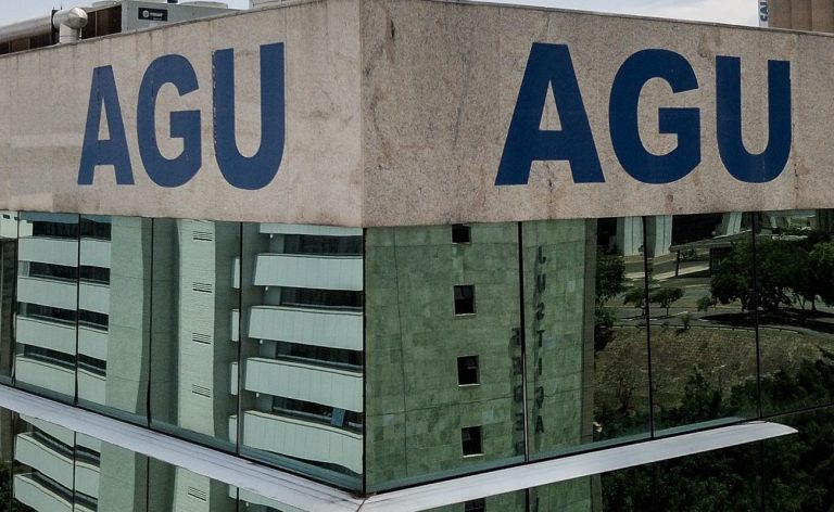 AGU aciona Justiça contra sites suspeitos de vender diplomas falsos