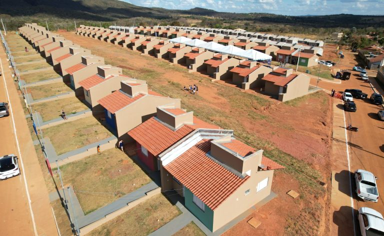 Agehab entrega 50 casas a custo zero em Posse
