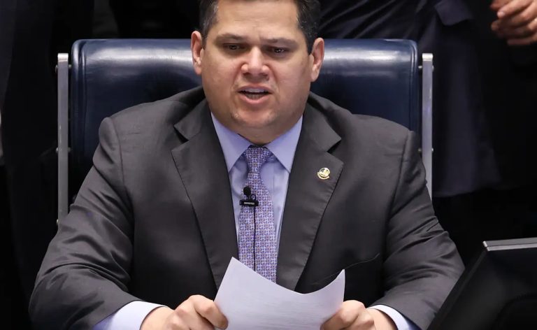 Alcolumbre cancela calendário para sabatina de Jorge Messias ao STF