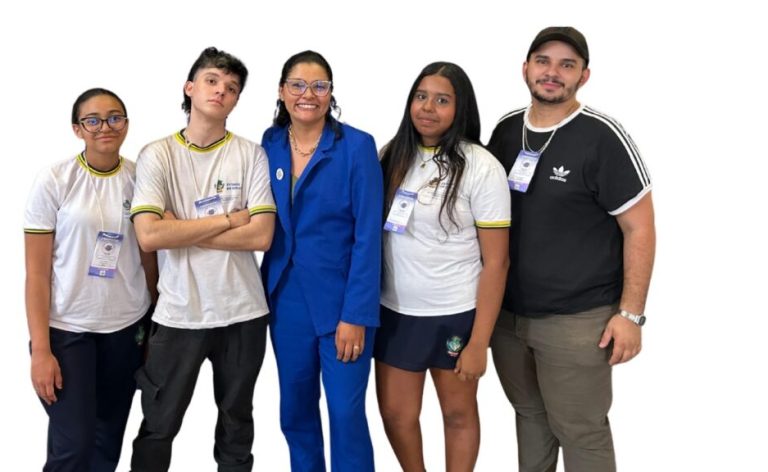 Alunos de Cepi de Anápolis são premiados pela criação de smartwatch que apoia colegas neurodivergentes