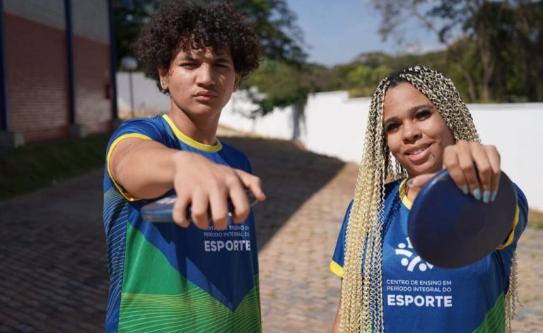 Cepi do Esporte abre 80 vagas para 8º ano do ensino fundamental em 2027 - aluno e aluna do cepi segurando disco