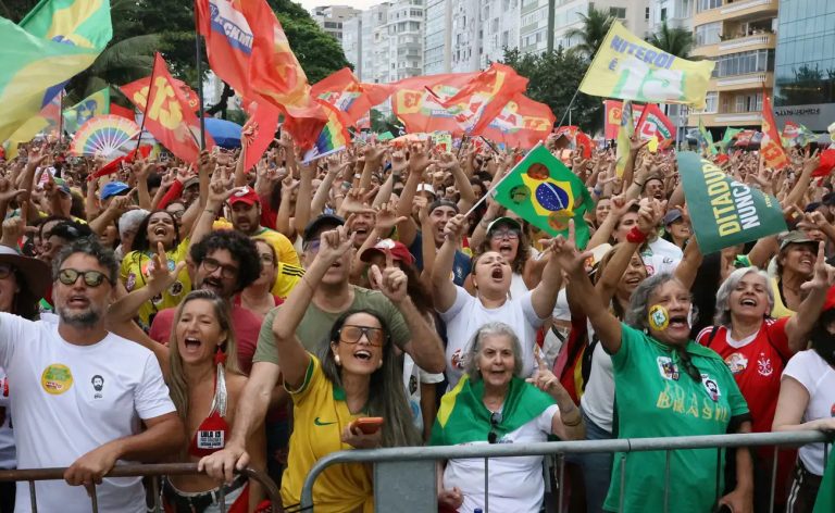 Ato em apoio à democracia e a Lula reúne milhares em Copacabana