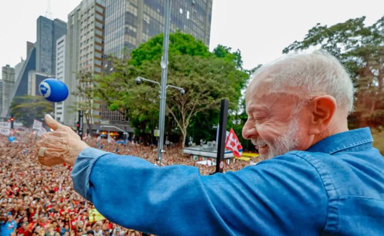 Ato pela reeleição de Lula leva milhares à Avenida Paulista