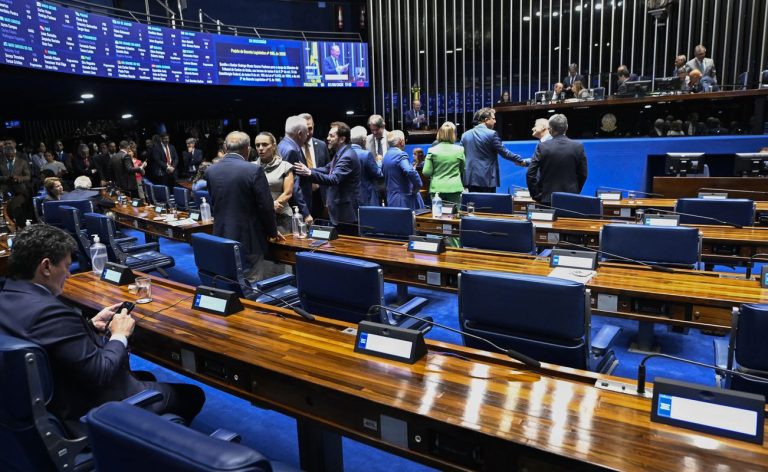 Aziz articula rito especial para levar PEC da escala 6x1 ao plenário
