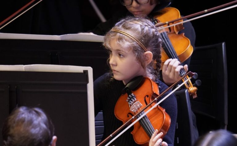 Basileu França leva clássicos infantis e temas de filmes ao palco - crianças no palco tocando instrumentos