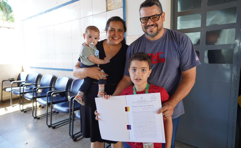 Agehab entrega benefícios para mais de 400 famílias de Inhumas e Palmeiras