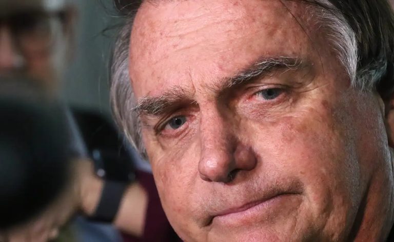 Bolsonaro é submetido à cirurgia para tratamento de hérnia bilateral