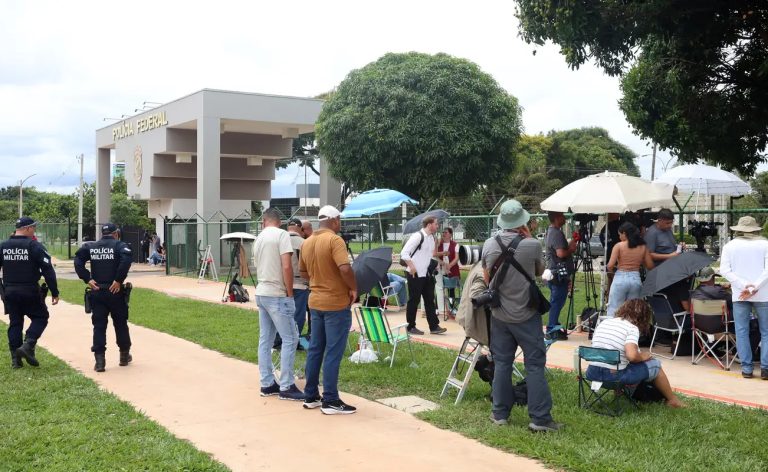Bolsonaro volta a cumprir pena na Superintendência da PF em Brasília