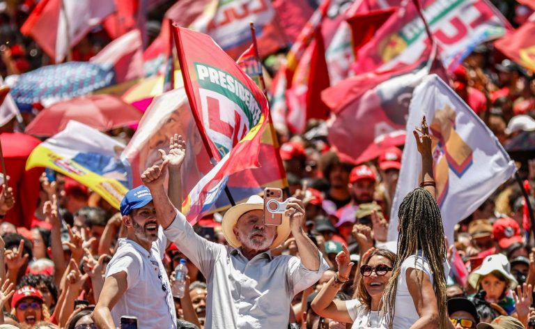 Brasil não será governado por sócios do Banco Master, diz Lula em ato