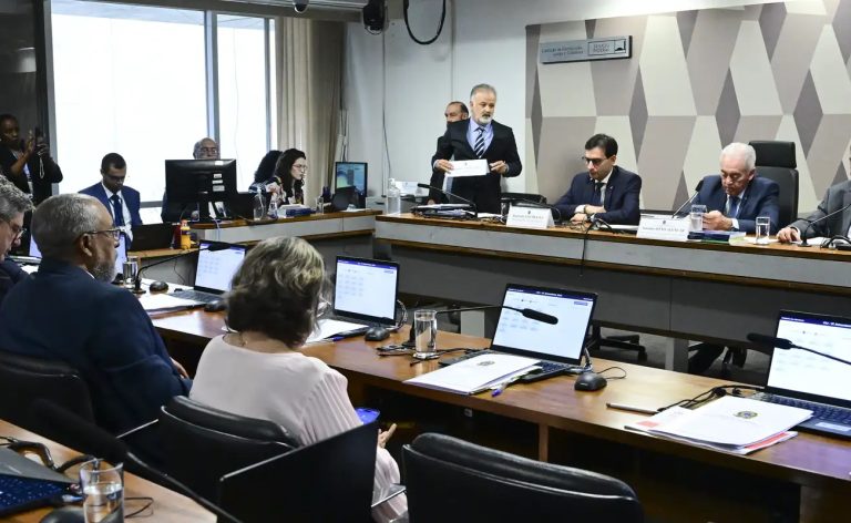CCJ do Senado aprova PEC que acaba com jornada 6x1
