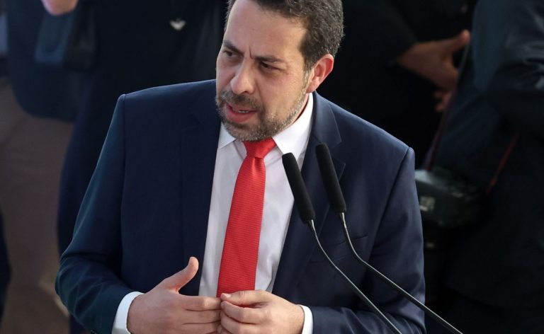 Cabeça do crime organizado não está no barraco da favela, diz Boulos