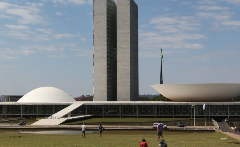 Calendário especial pode acelerar votação da PEC do fim da escala 6x1