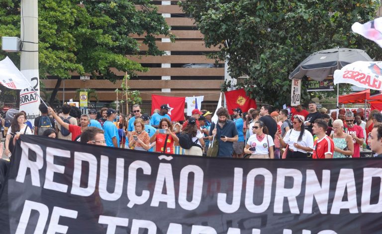 Caminhos da Reportagem debate impactos da escala 6x1 no Brasil