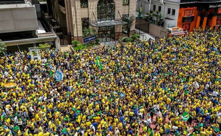 Campanha de Flávio Bolsonaro realiza manifestação na Paulista