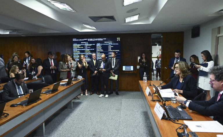 Comissão aprova MP da taxa das blusinhas: texto segue a plenários