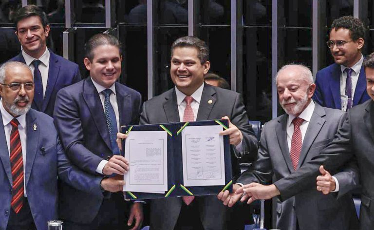 Congresso promulga emenda do fim da 6x1; escala 5x2 começa em 60 dias