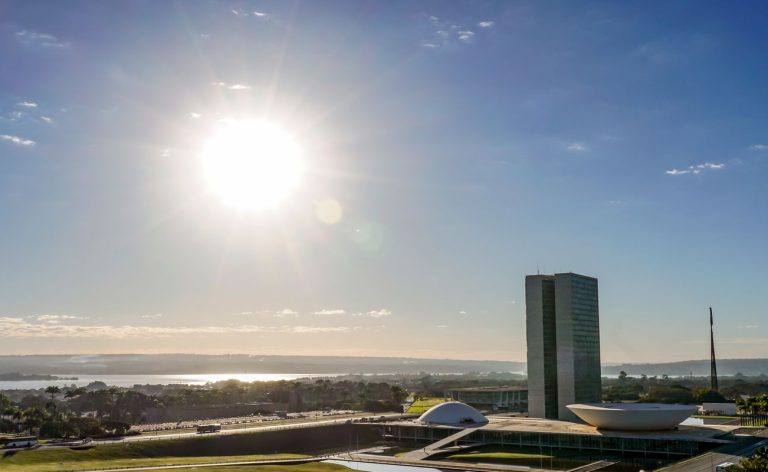 Congresso vota nesta semana fim da escala 6x1 e "taxa das blusinhas"