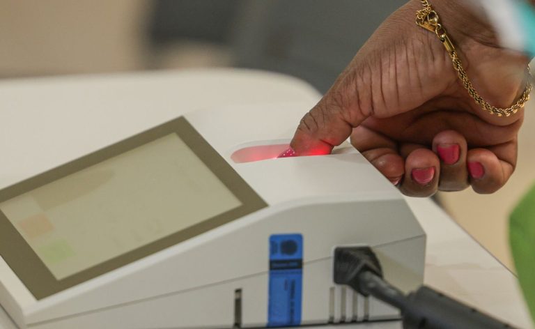 Conheça os governadores eleitos e os senadores mais votados