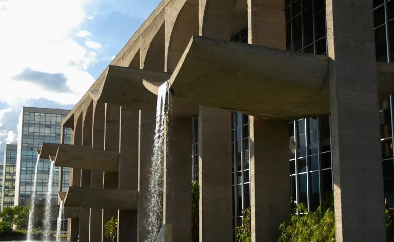 Crise no STF: Ministério da Justiça e AGU comentam decisão de Fachin