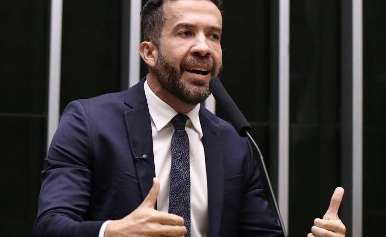 Deputado André Janones é internado com arritmia em São Paulo