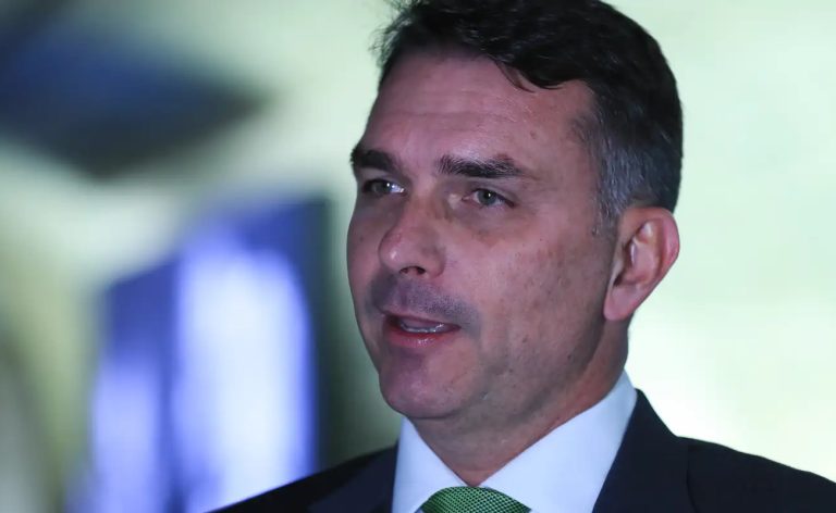 Deputados pedem investigação sobre relação entre Vorcaro e Flávio