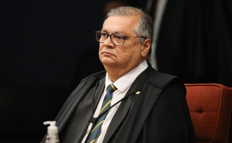 Dino aponta atuação de ex-assessora de Lira no controle de emendas