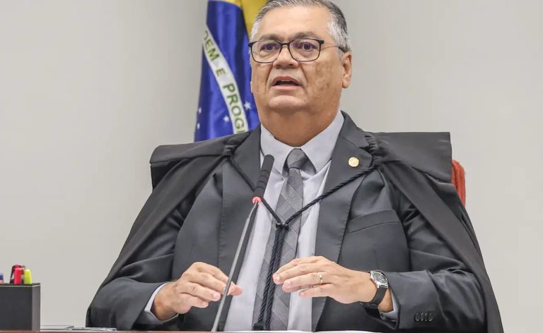 Dino manda investigar emendas para ONGs e filme de Bolsonaro