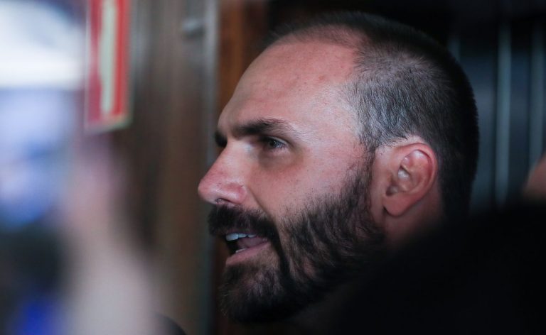 Eduardo Bolsonaro pede à Hugo Motta que possa exercer mandato dos EUA