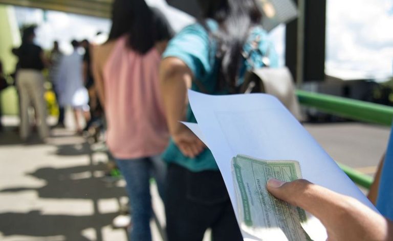 Eleições 2026: camiseta, adesivo, bandeira: o que pode usar para votar