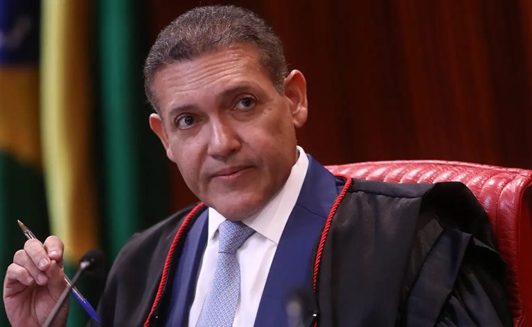 Em sessão do TSE, Nunes Marques defende urnas eletrônicas