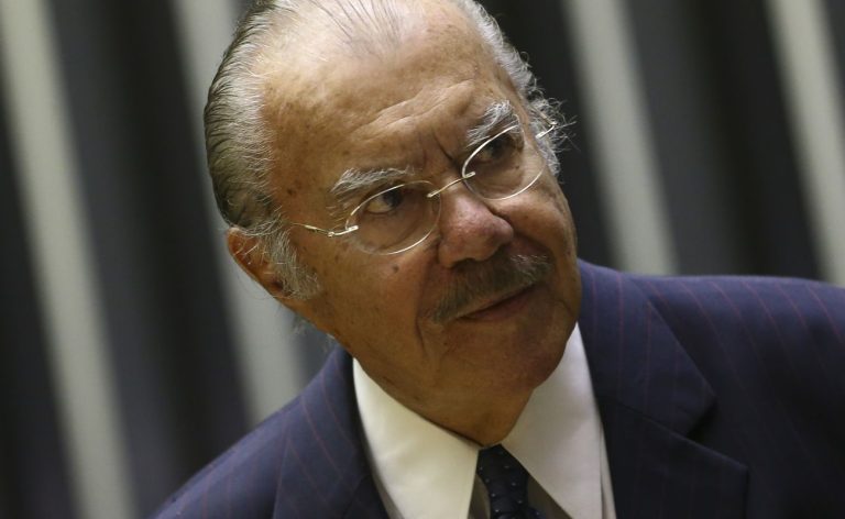 Ex-presidente José Sarney segue internado em hospital de São Paulo