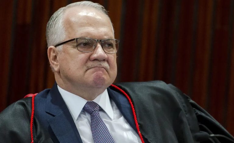 Fachin vira relator de investigação sobre relação de Moraes e Vorcaro