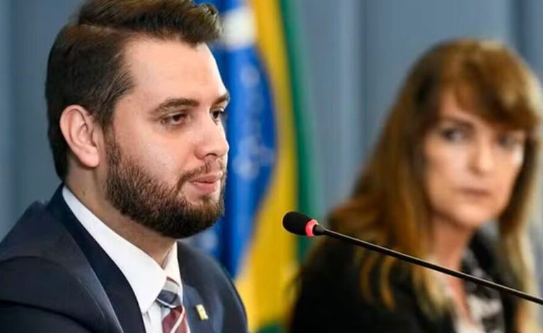 Filipe Martins é preso por descumprir proibição de usar redes sociais